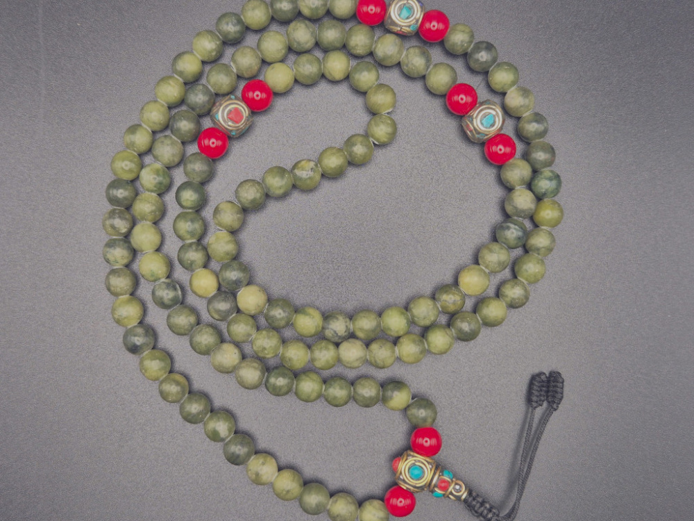 Preview: Jade Mala-Kette (Nephrit) in sanften Grüntönen | 108+1 Perlen | ca. 8mm